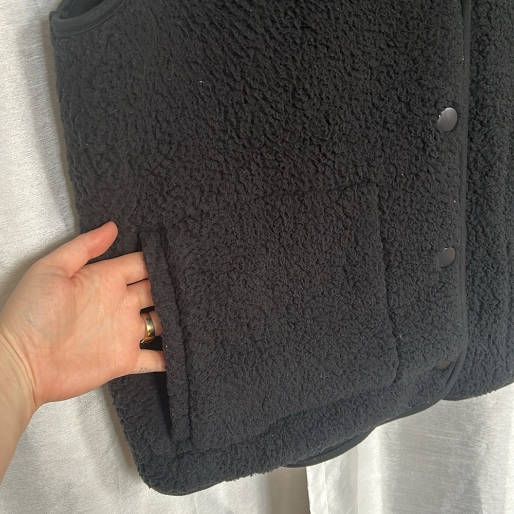 Black Sherpa Button-Front Vest - Women's - Picture 4 of 6
